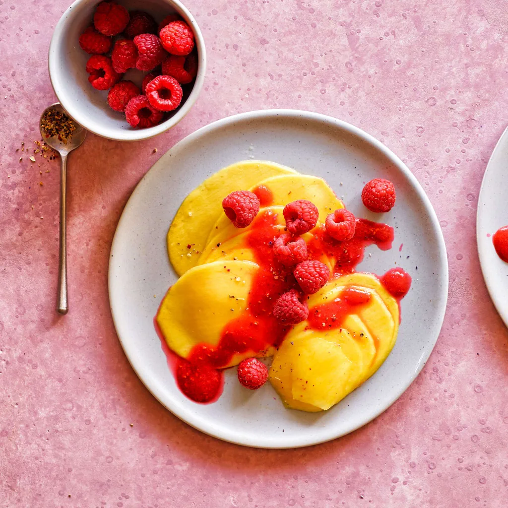 Mangocarpaccio mit pikanter Himbeersauce