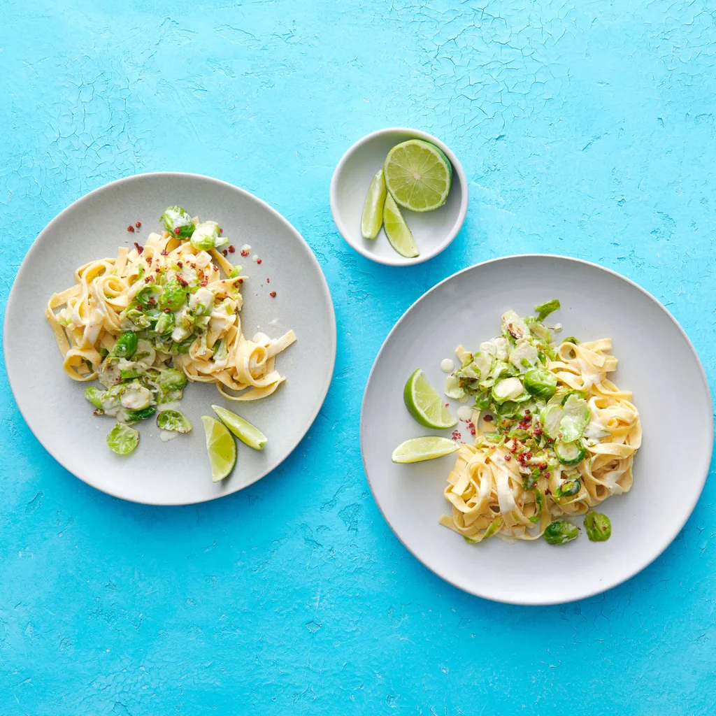 Tagliatelle con cavoletti di Bruxelles alla limetta