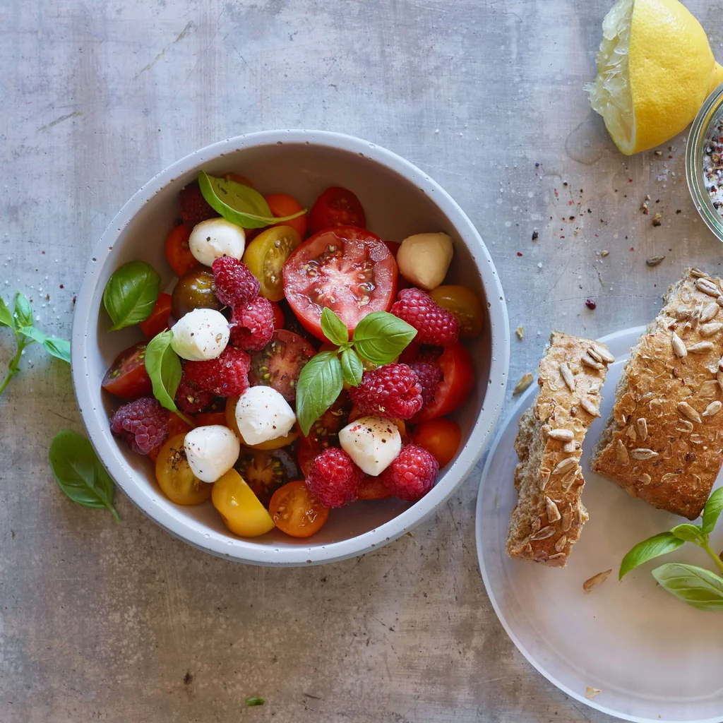 Tomaten und Mozzarella mit Himbeeren