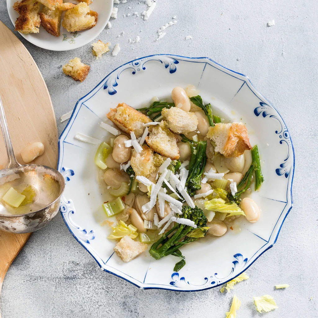 Bohnensuppe mit Ricotta salata