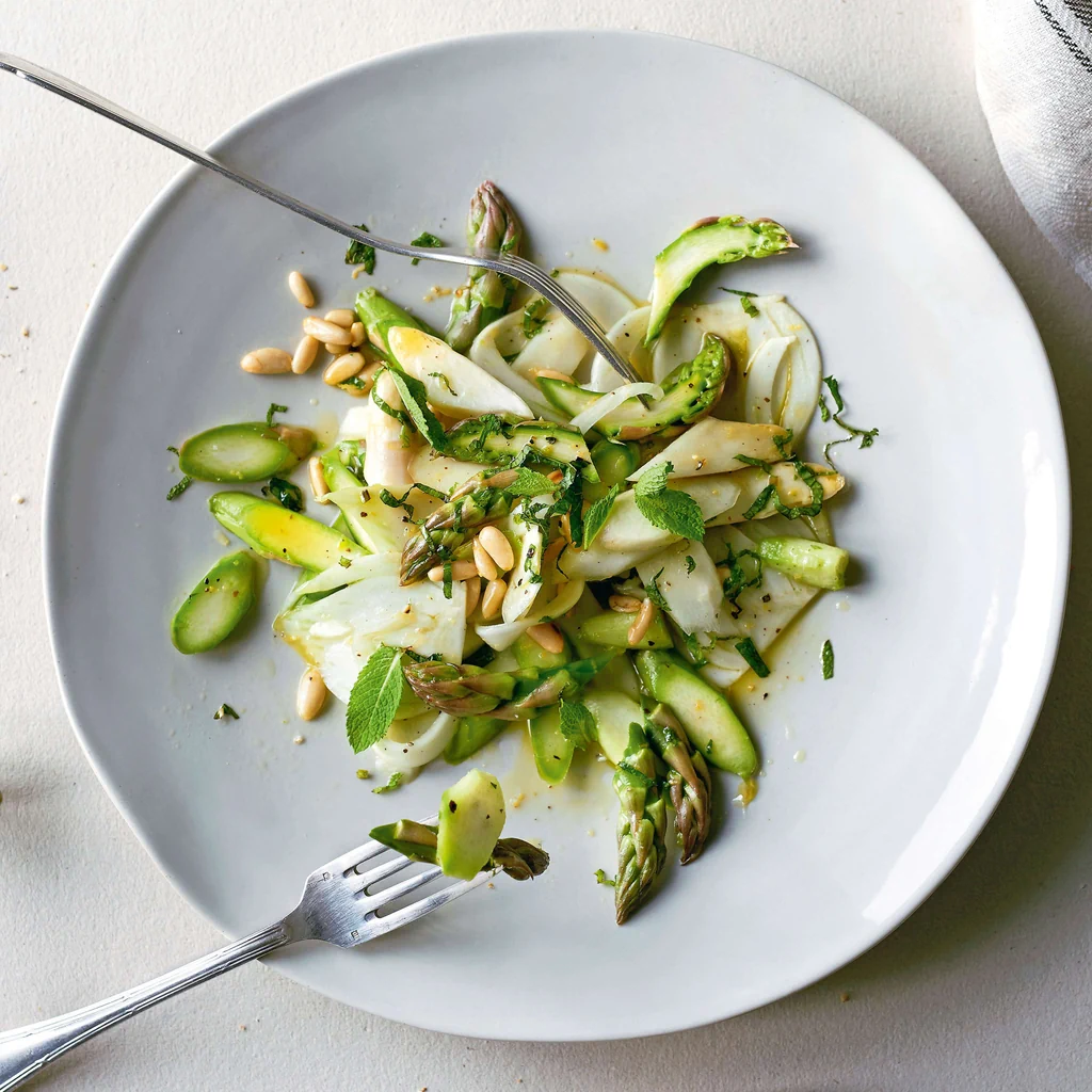 Insalata di asparagi crudi e finocchio