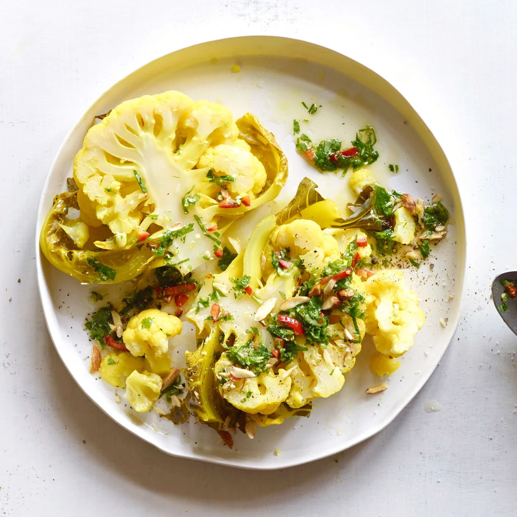 Cavolfiore alla curcuma con pesto alle erbe