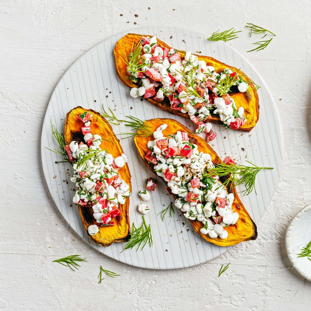 Toast di patate dolci con cottage cheese variopinto