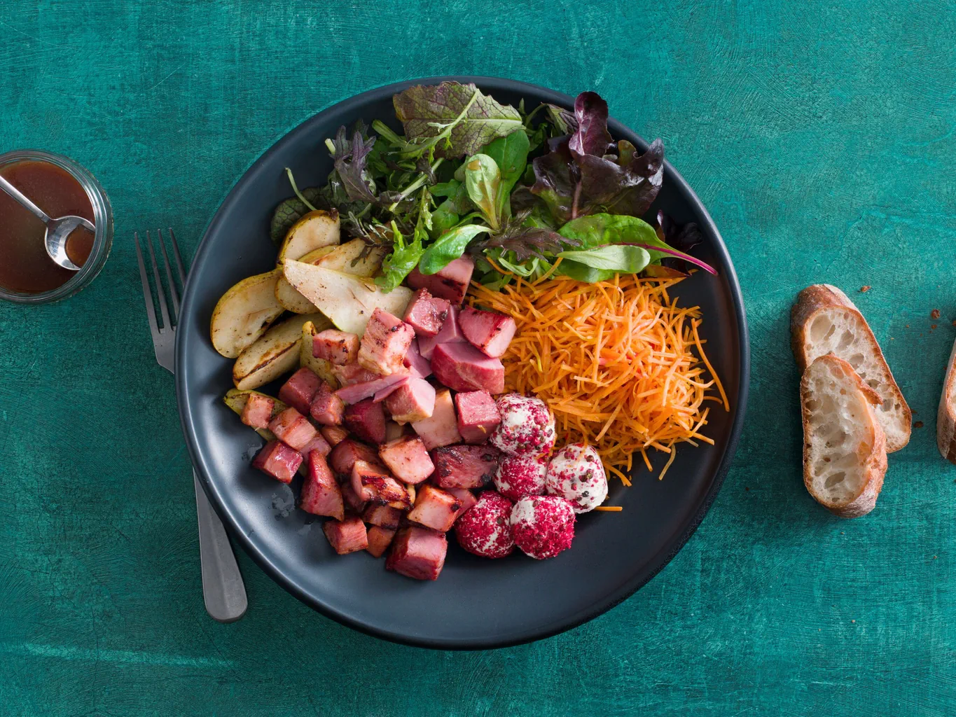Salat-Bowl mit Schinken