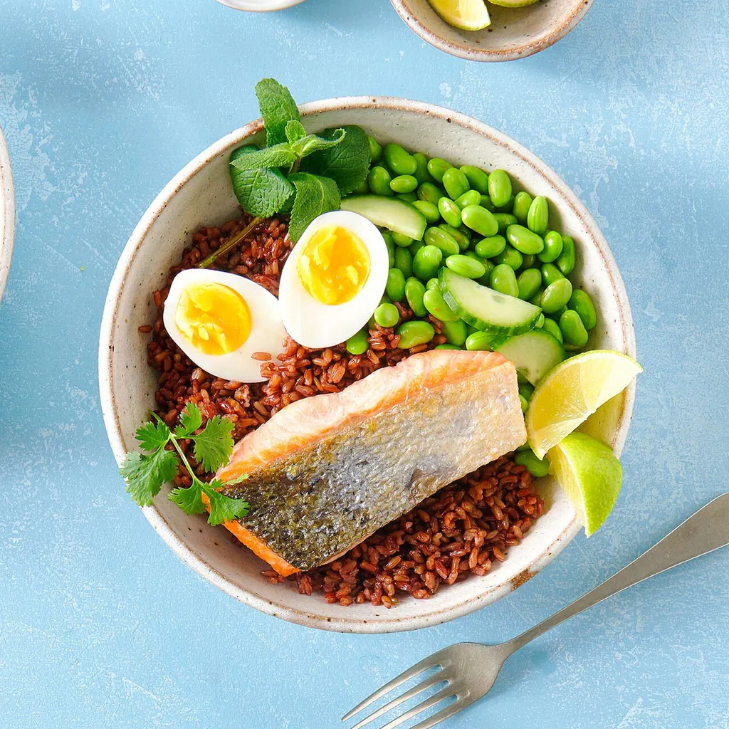 Reisbowl mit Lachs und Ei