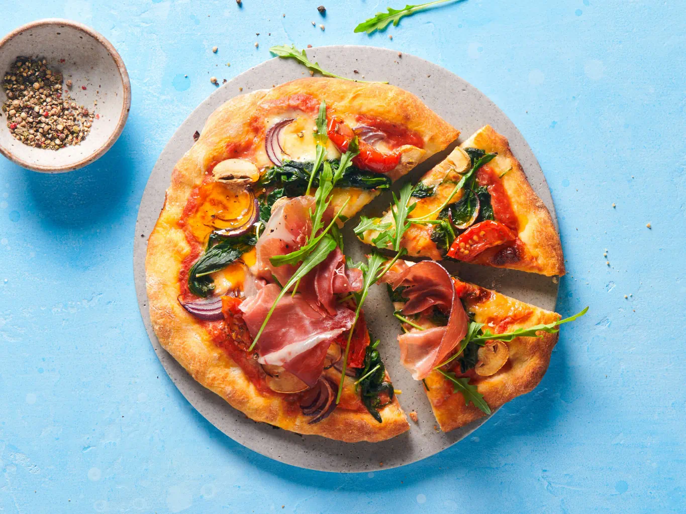 Pizza aux épinards et au jambon cru