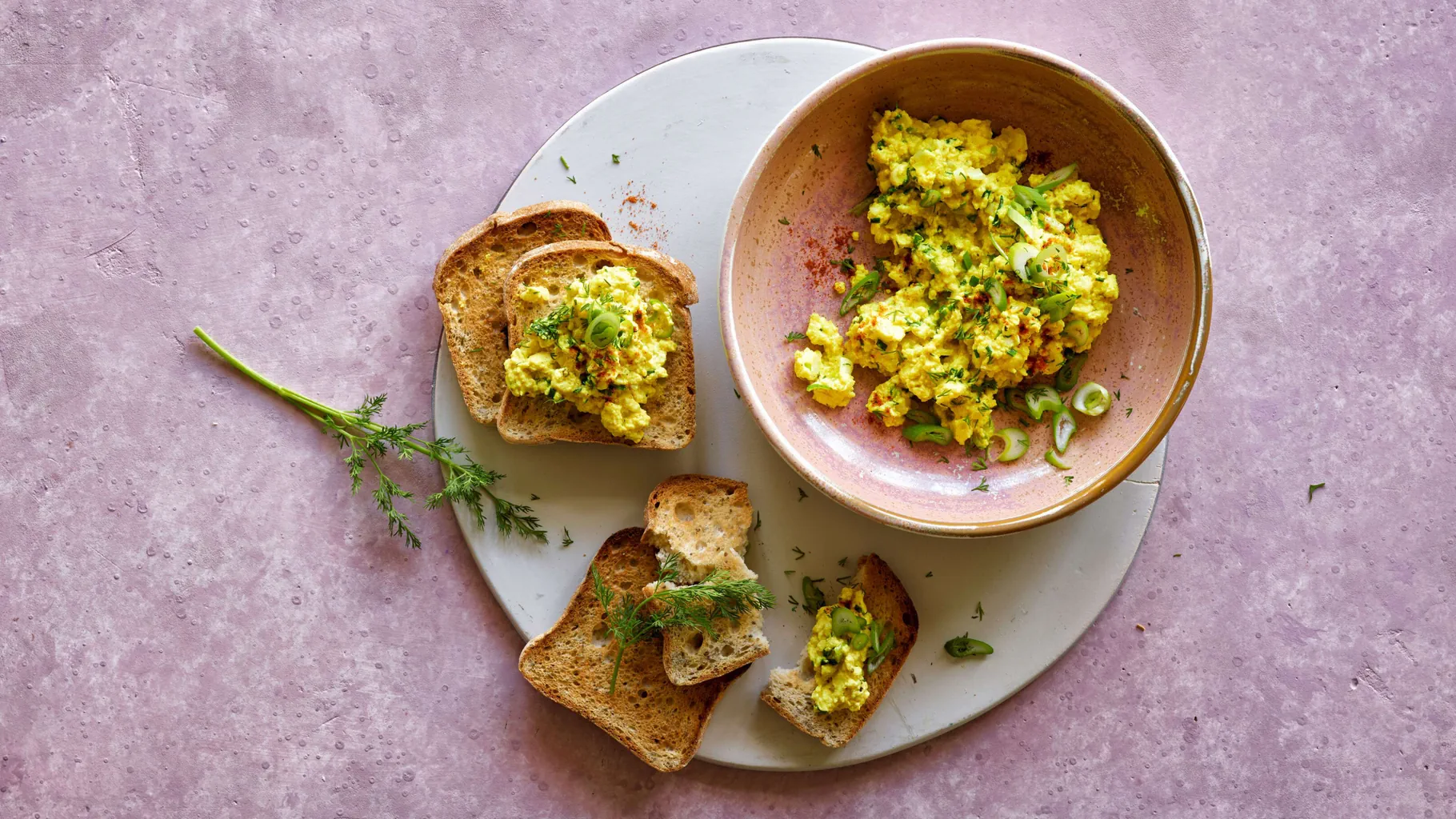 Œuf brouillé végan aux fines herbes 