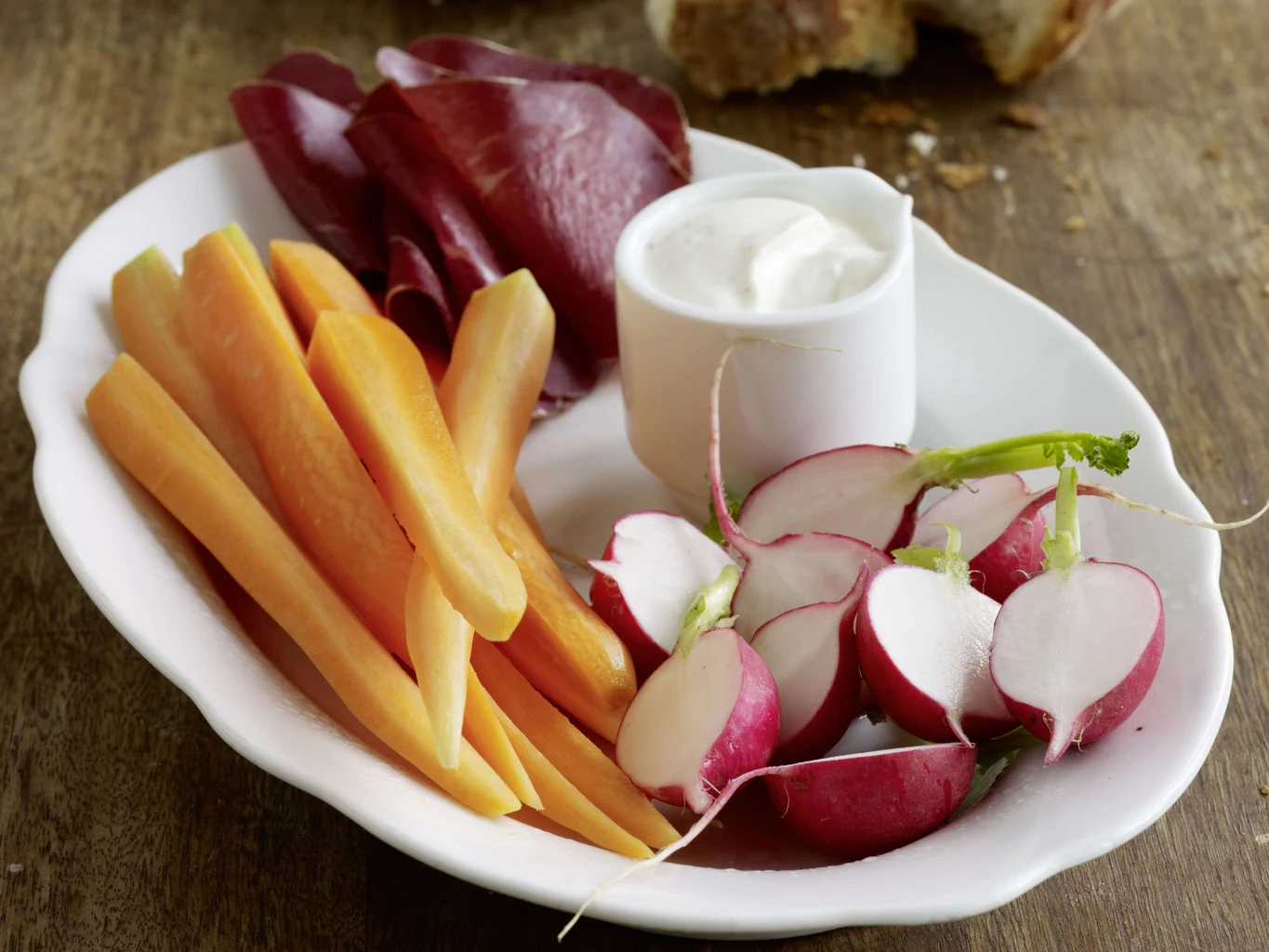 Apéro-Gemüse mit Bündnerfleisch und Quark-Dip