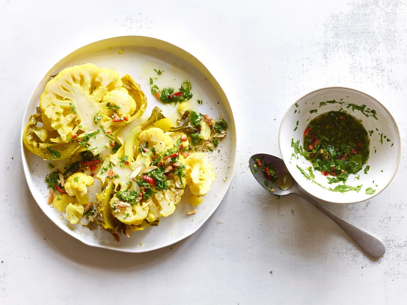 Cavolfiore alla curcuma con pesto alle erbe
