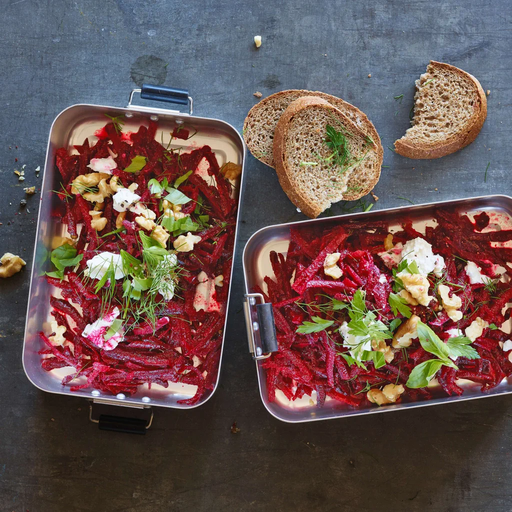 Salade de betteraves rouges toute prête avec chèvre frais