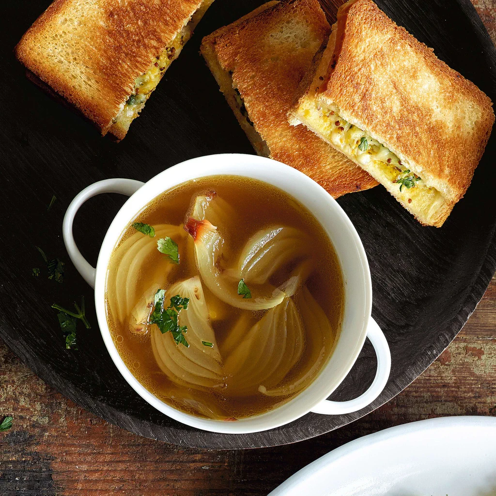 Zwiebelsuppe mit Kräuter-Käse-Croque
