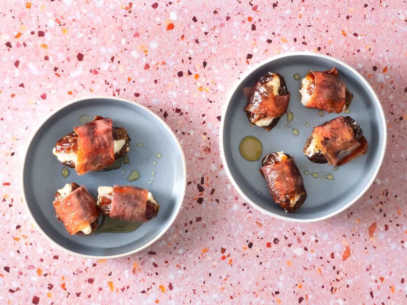 Dattes au fromage frais et au jambon cru