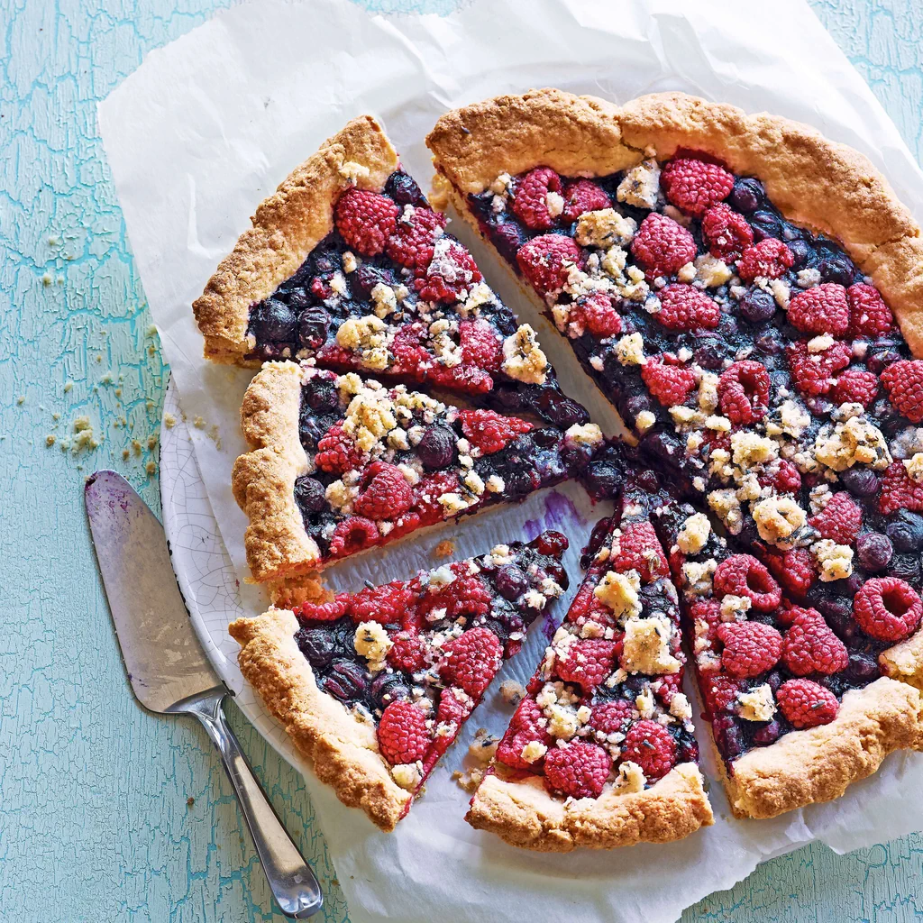 Tarte aux petits fruits avec crumble à la lavande