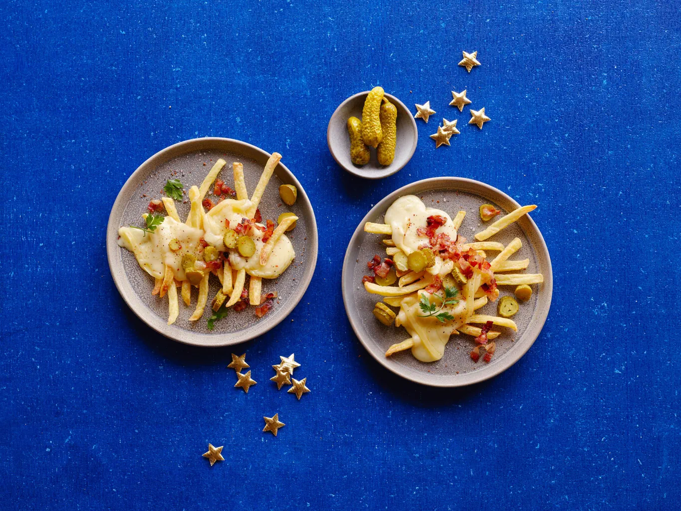 Patatine fritte con formaggio per raclette e pancetta