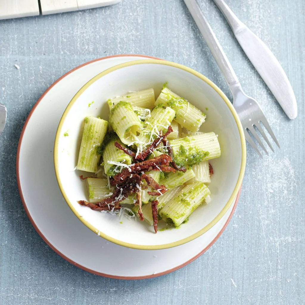 Rigatoni mit Pistazien-Pesto und getrockneten Tomaten
