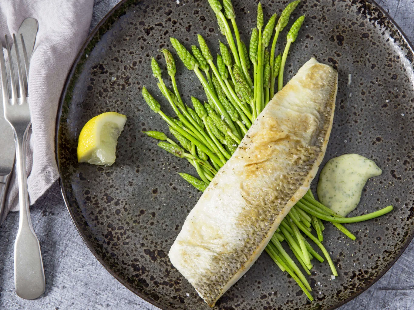 Féra sur lit d'asperges sauvages avec mayonnaise à l'estragon
