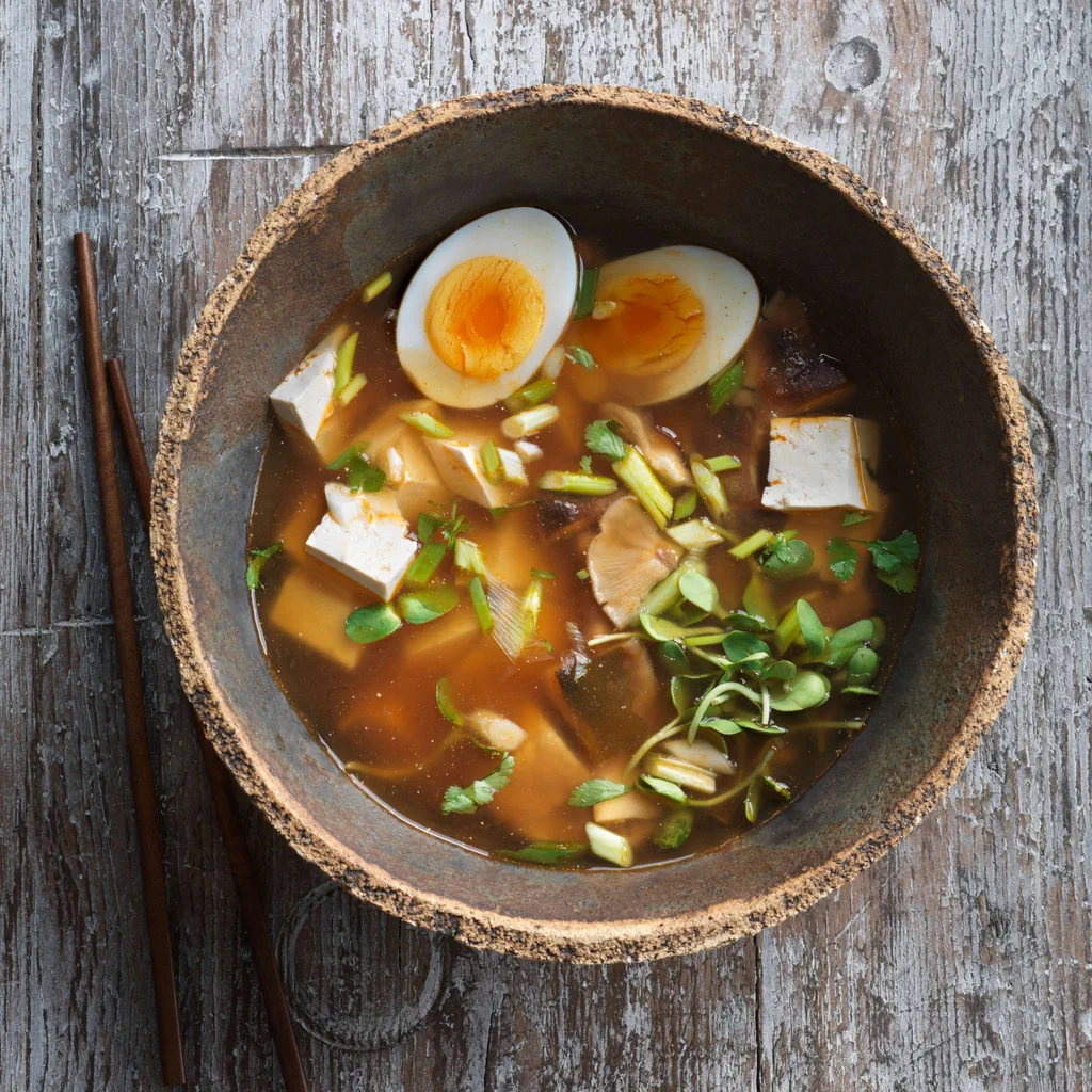 Soupe asiatique avec shiitaké et tofu