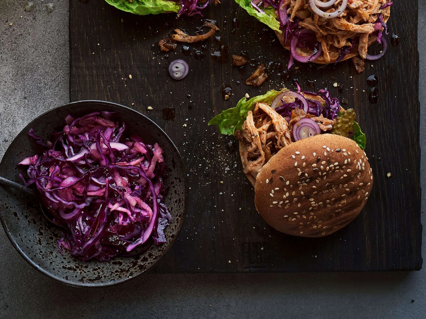 Pulled chicken burger avec chou rouge
