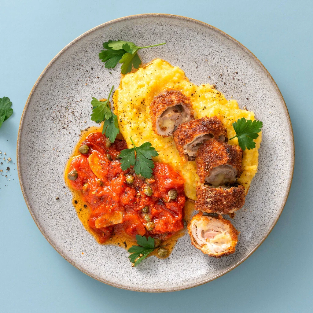 Mit Käse gefüllte Schnitzelrolle auf Tomatensauce