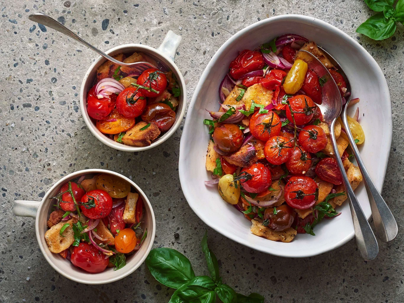 Brotsalat mit grillierten Tomaten