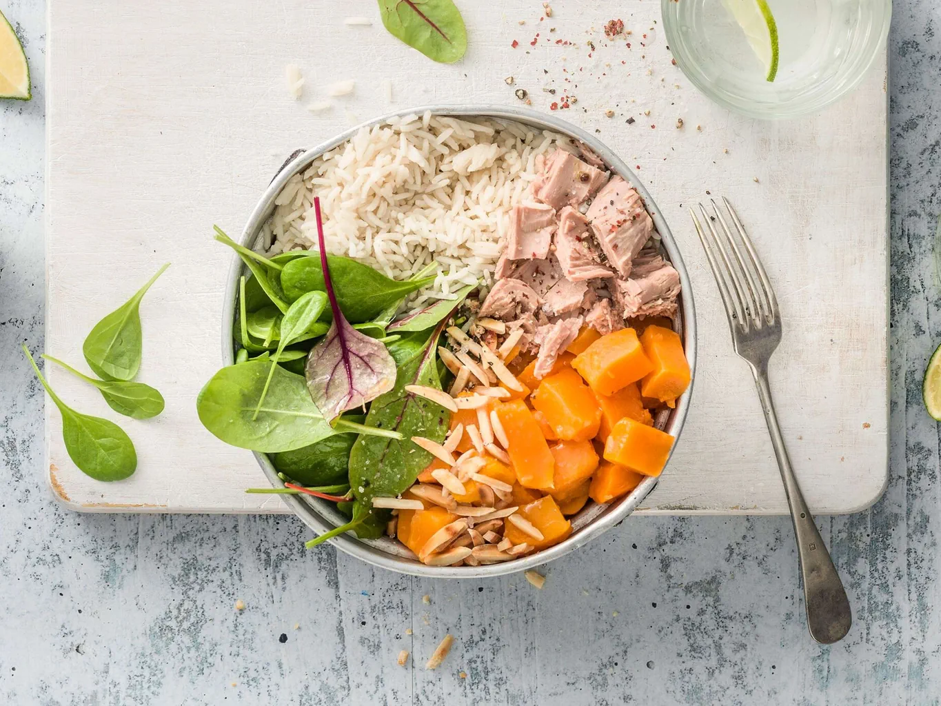 Insalata di riso tiepida con tonno