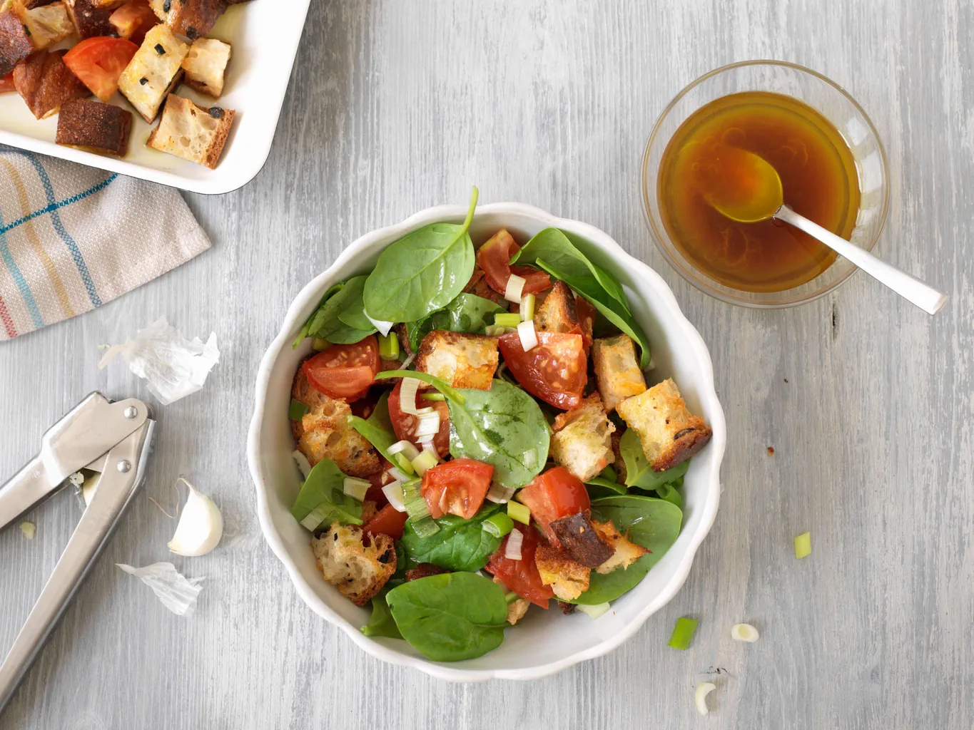 Brotsalat mit Spinat