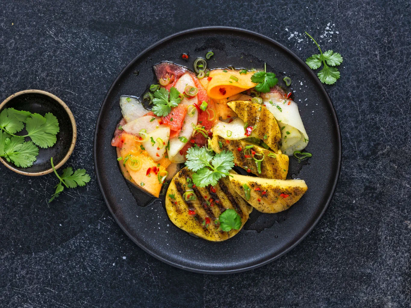 Vegane Grillkäsealternative mit Melonencarpaccio
