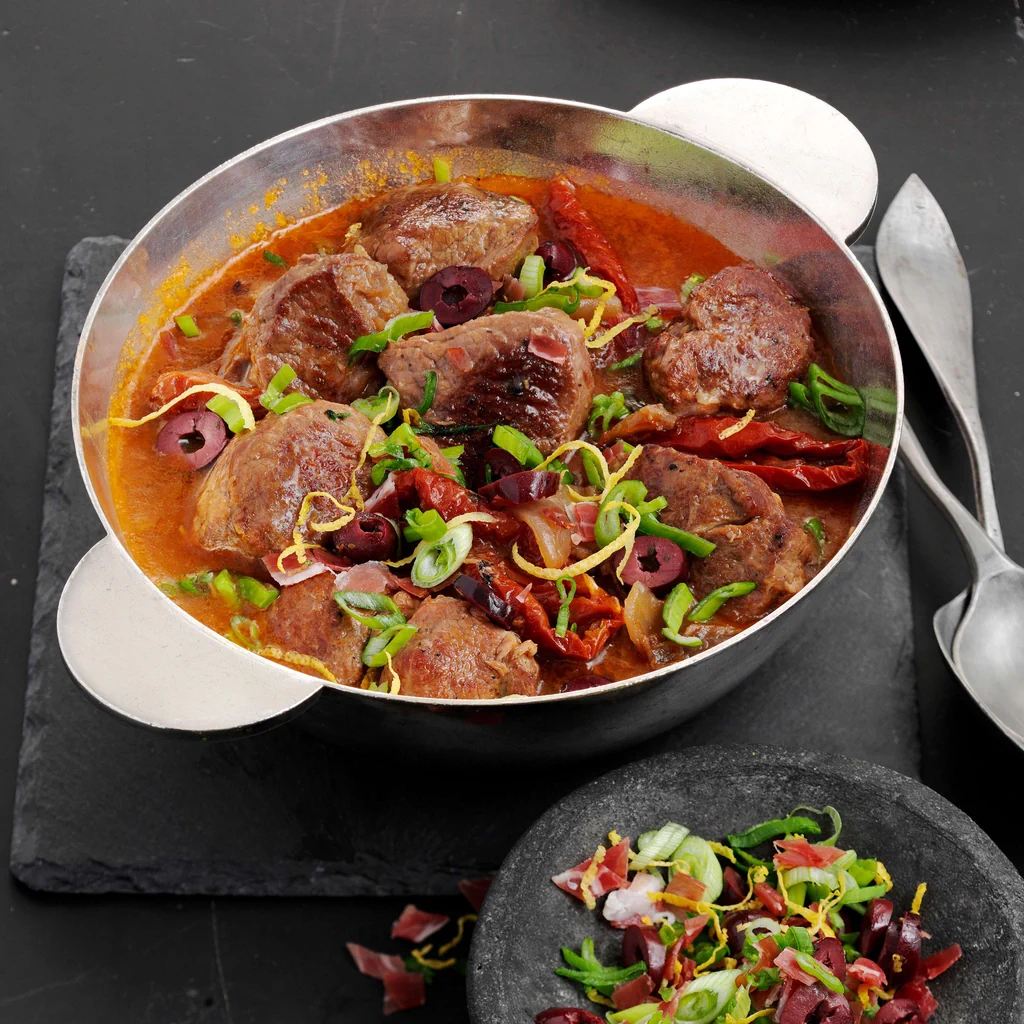 Ragoût d’agneau avec gremolata au jambon cru et aux olives