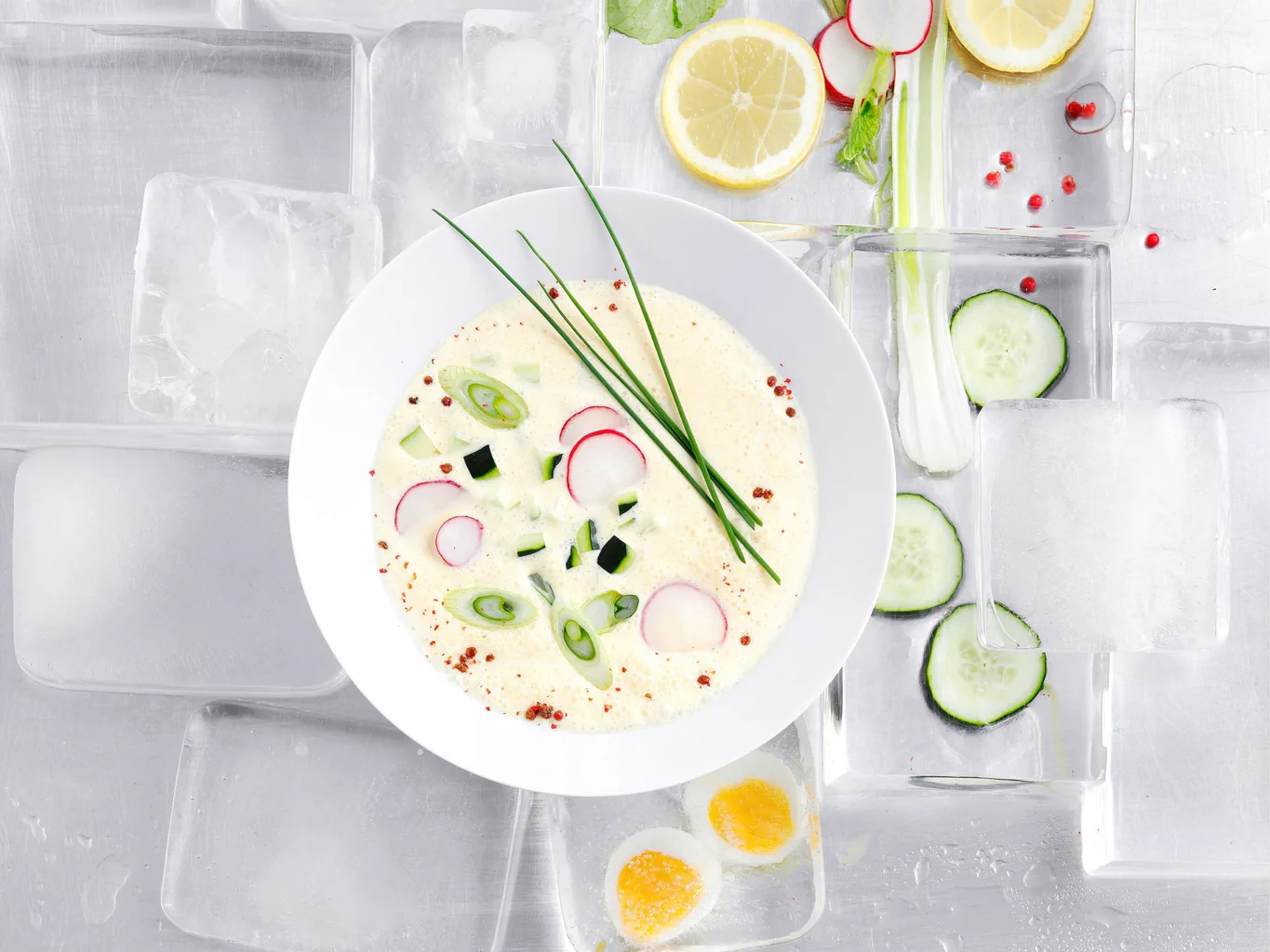 Kalte Eiersuppe mit Gemüse