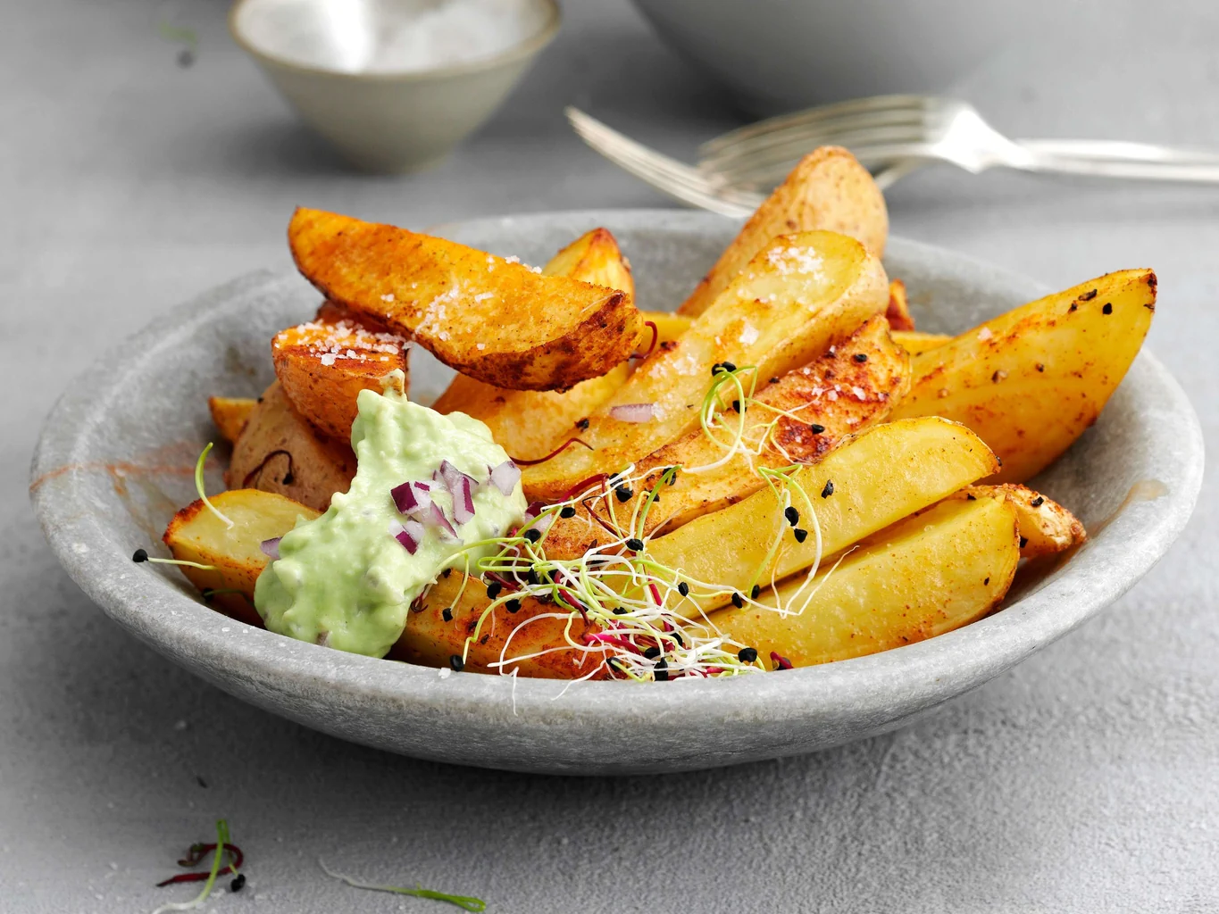 Mayonnaise au wasabi et à l'avocat avec pommes de terre au four