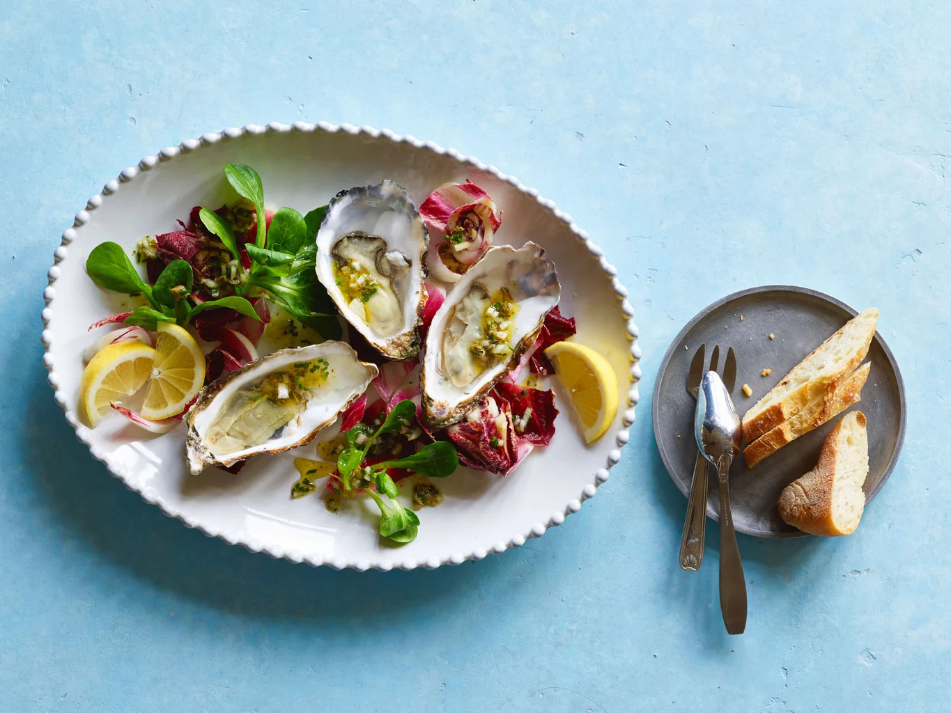 Ostriche su letto d'insalata con vinaigrette ai capperi