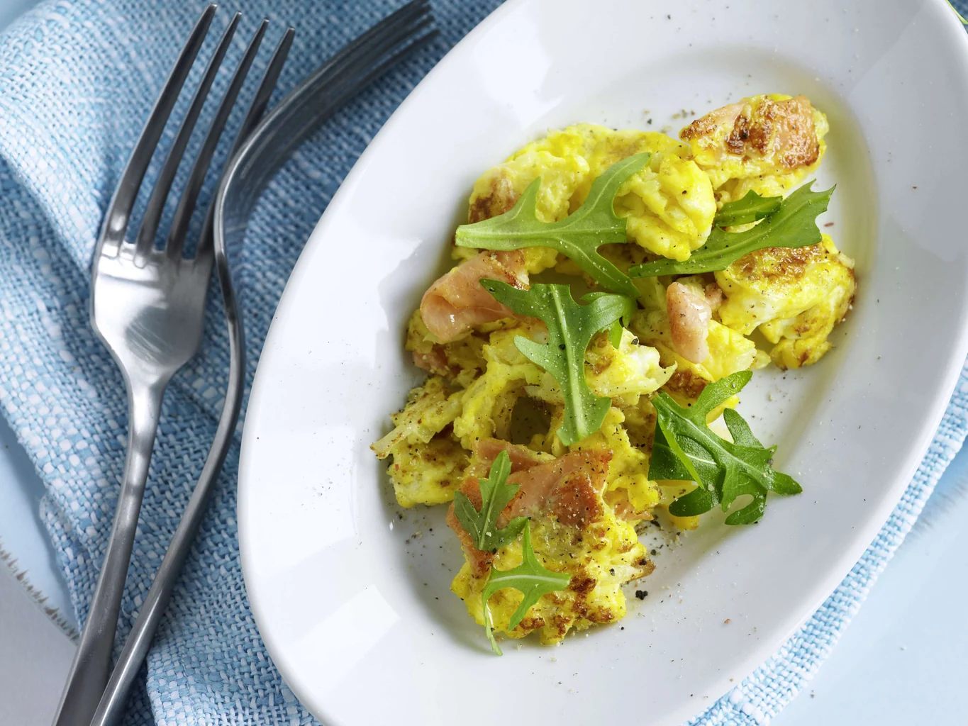 Rührei mit Lachs und Rucola