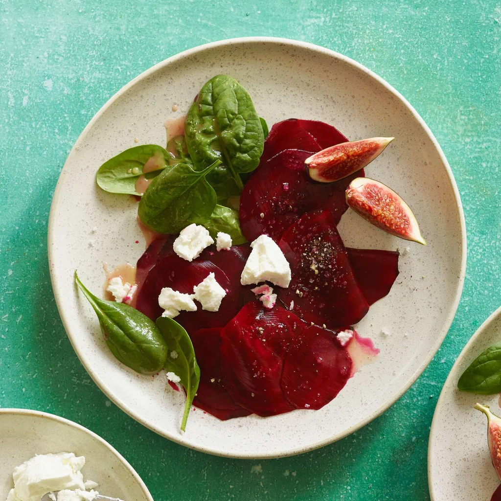 Carpaccio de betteraves rouges au miel et au fromage de chèvre