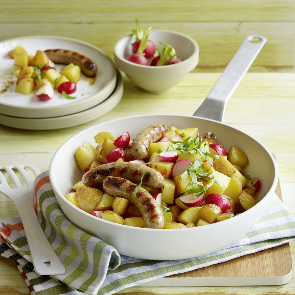 Patate rosolate con ravanelli e salsiccette
