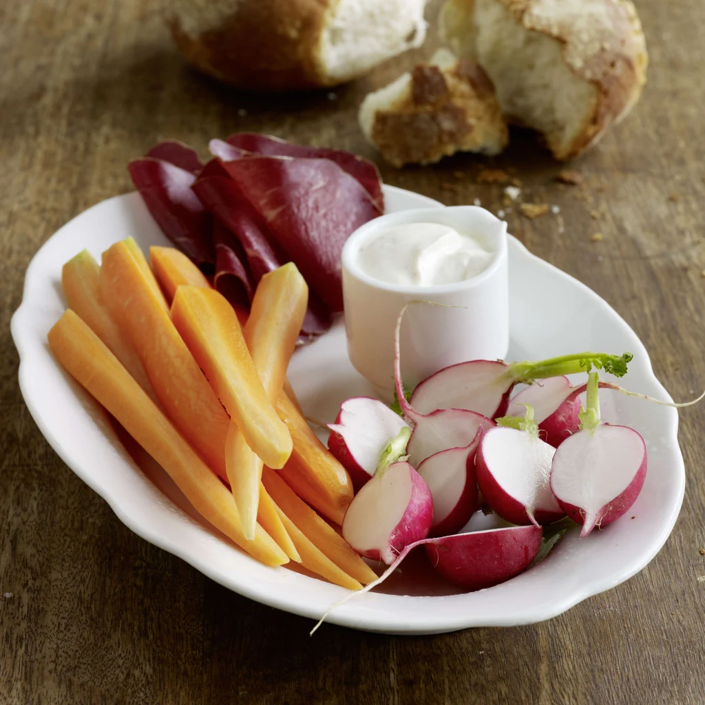 Apéro-Gemüse mit Bündnerfleisch und Quark-Dip