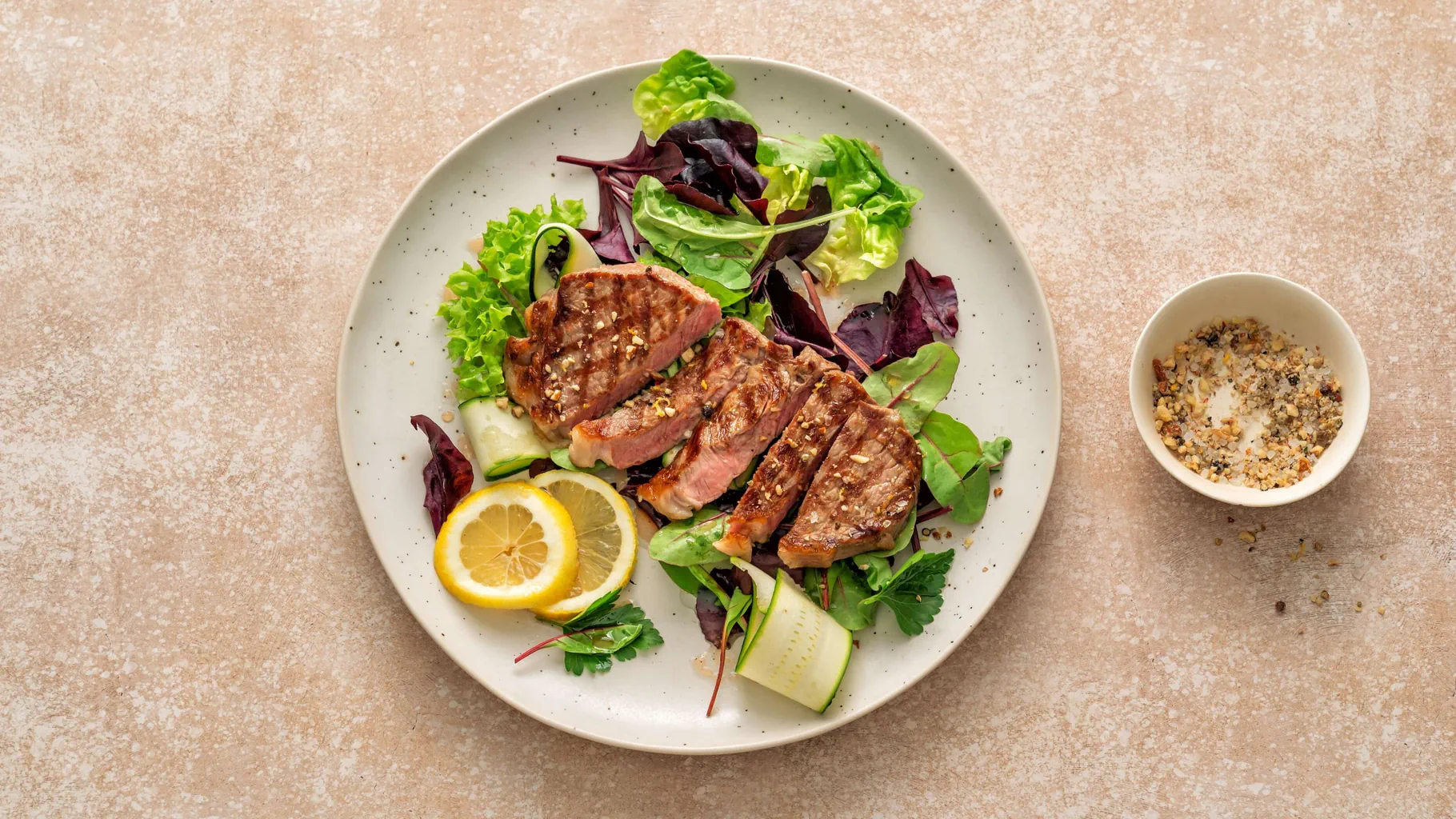 Entrecôte con rub di mandorle e limone