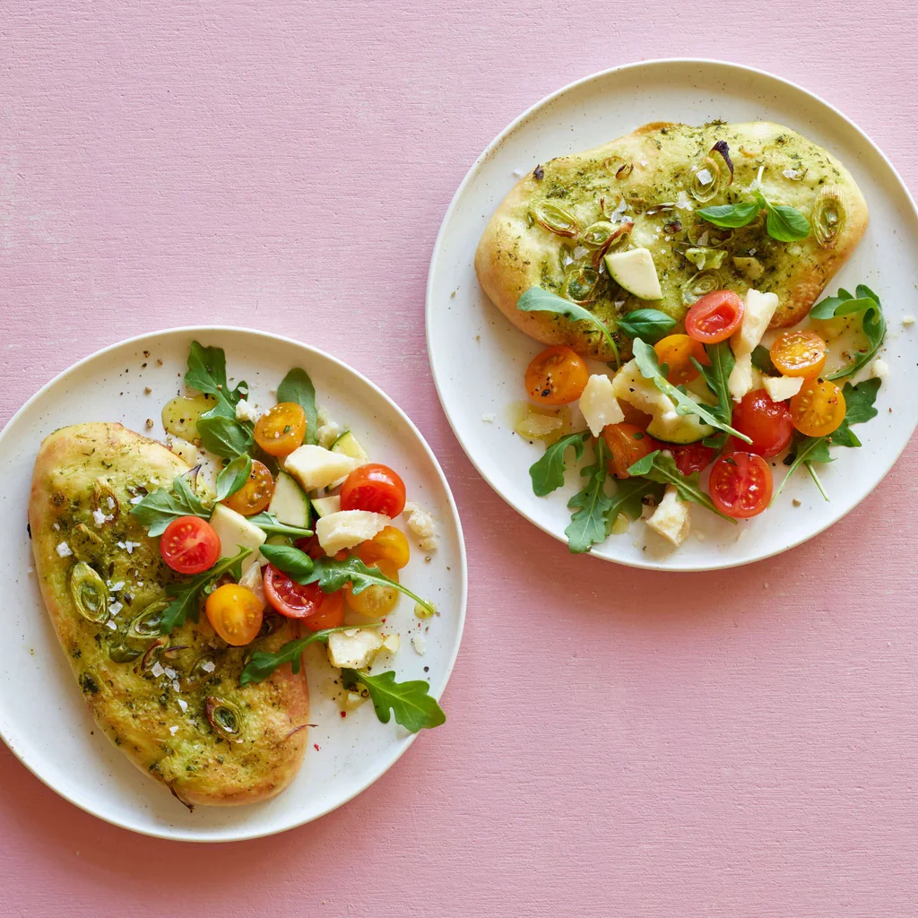 Focaccia al basilico con insalata
