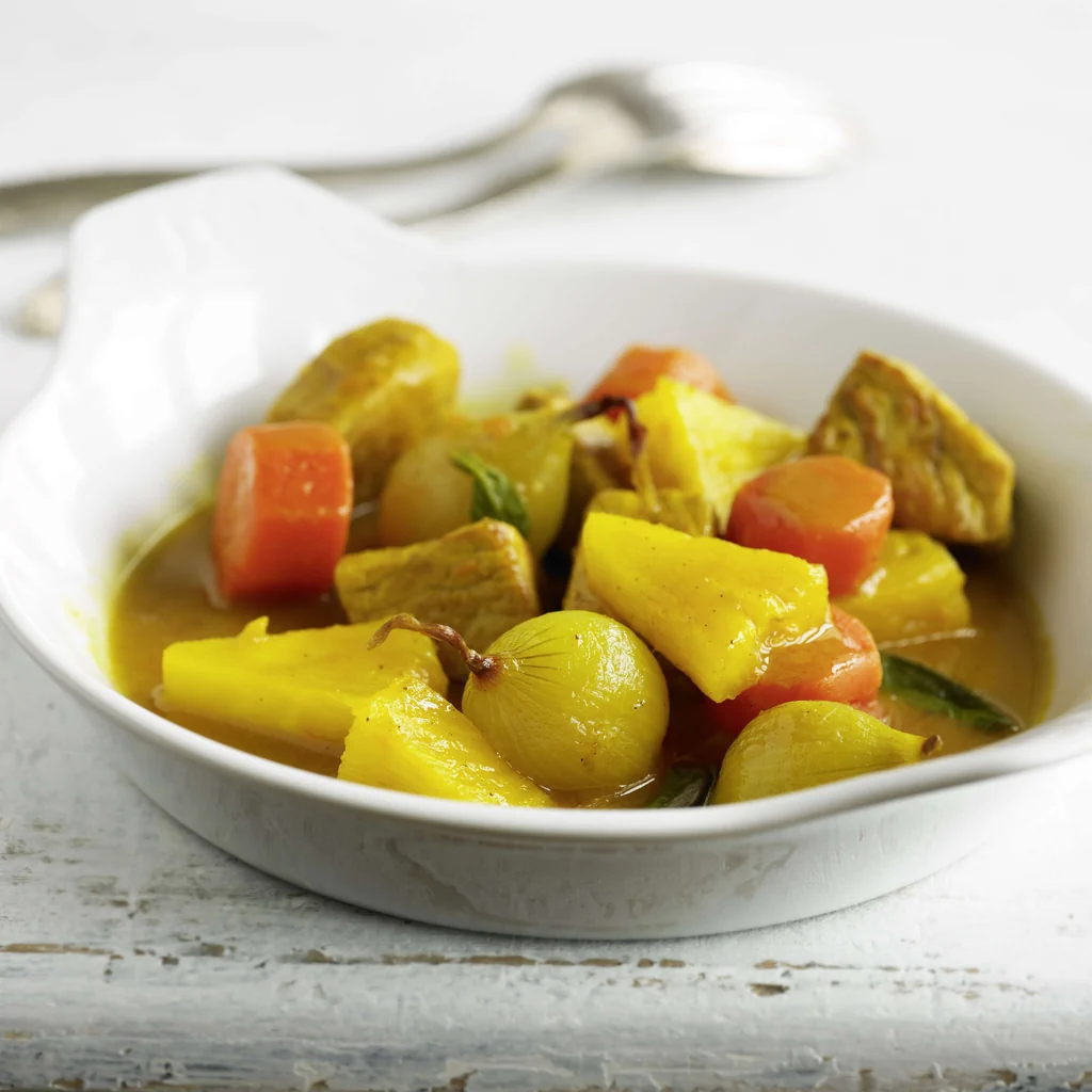 Schweinsragout mit Karotten und Ananas