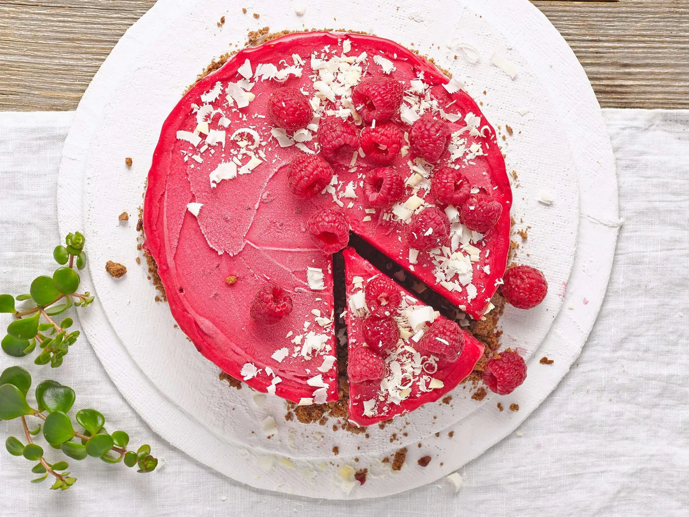 Tourte au sorbet à la framboise sur biscuit aux amaretti