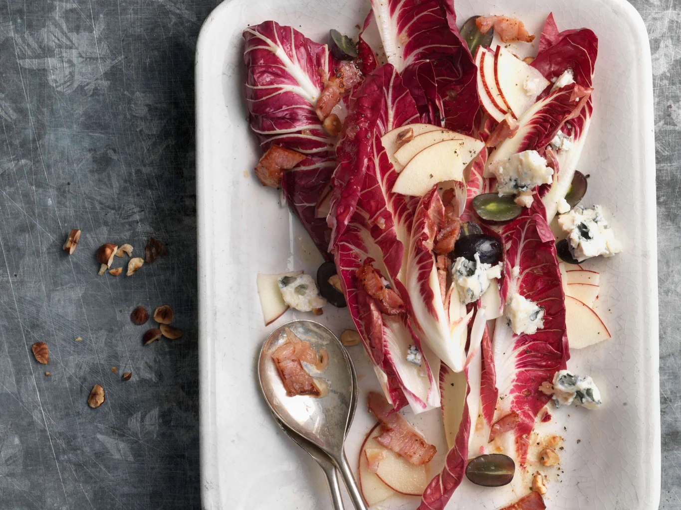 Salade de chicorée rouge avec vinaigrette au lard