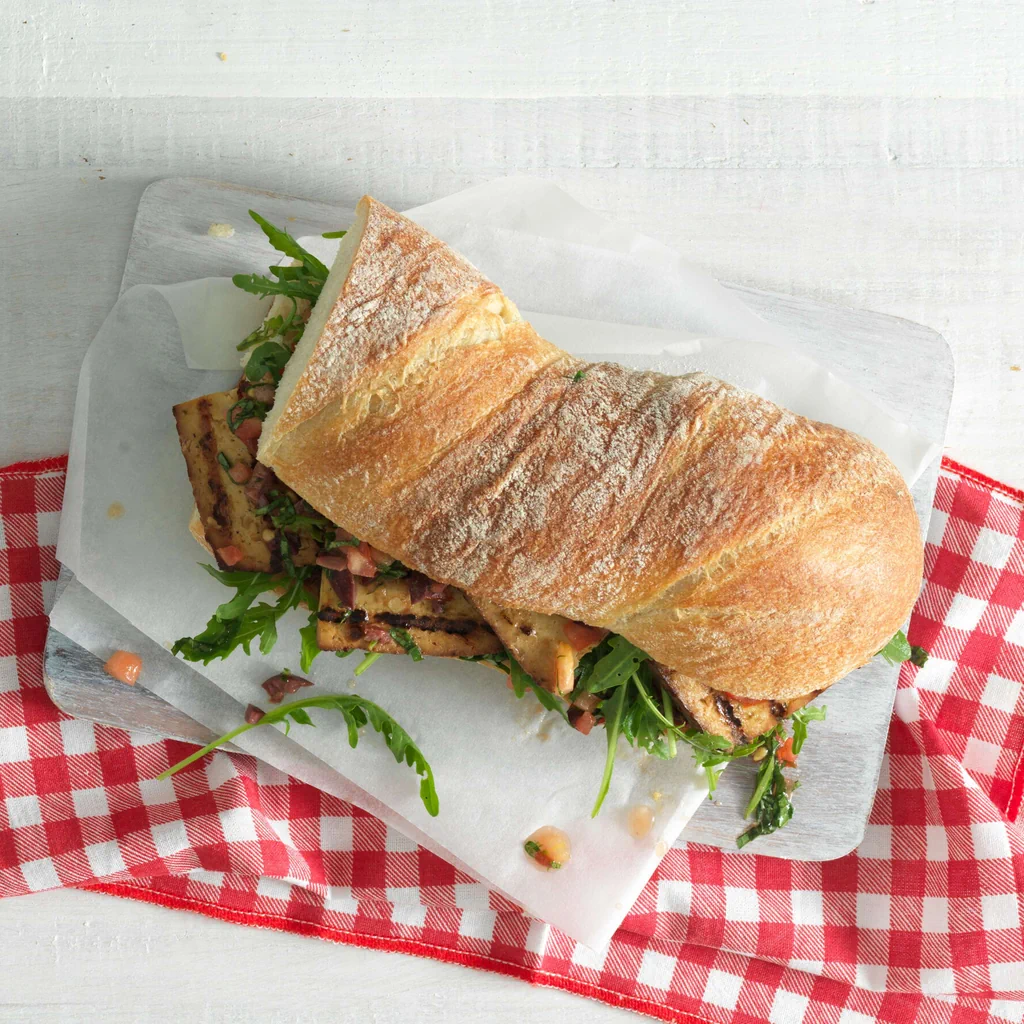 Sandwich au tofu fumé avec crème de tomates