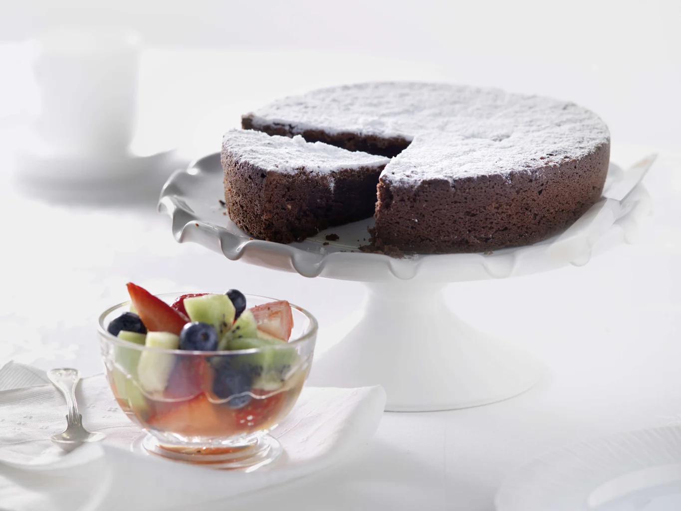 Schokoladenkuchen mit Fruchtsalat