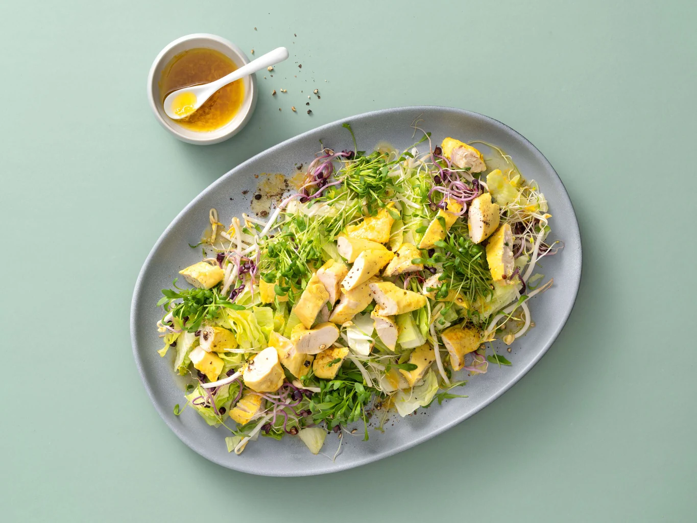Pochiertes Poulet mit Sprossen