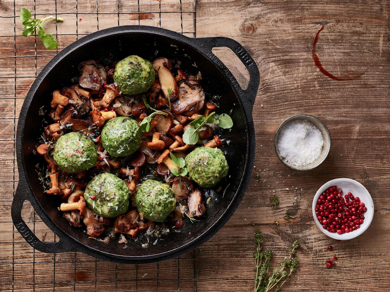 Knödel aux épinards avec poêlée de champignons