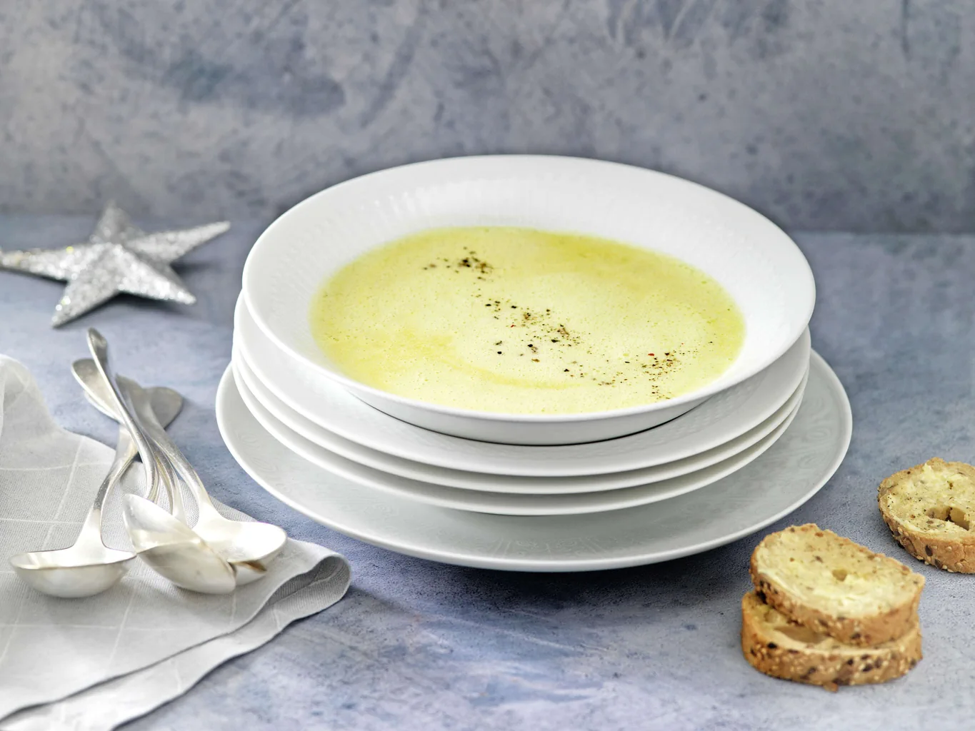 Safransuppe mit Knoblibrot