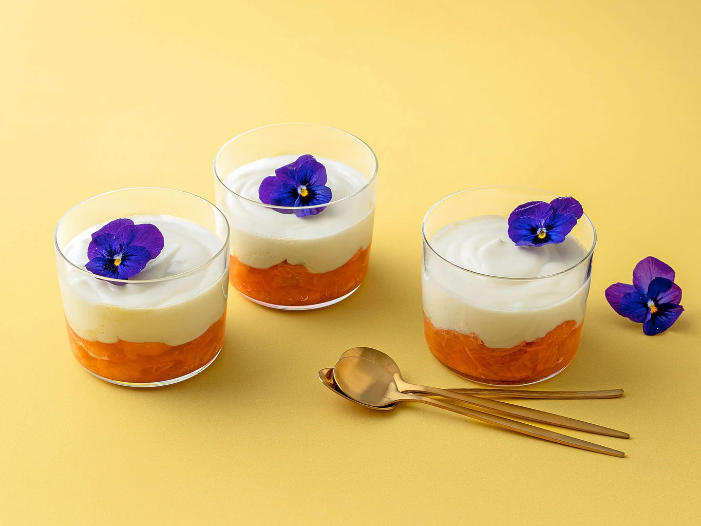 Mousse au sirop de sureau sur compote de rhubarbe