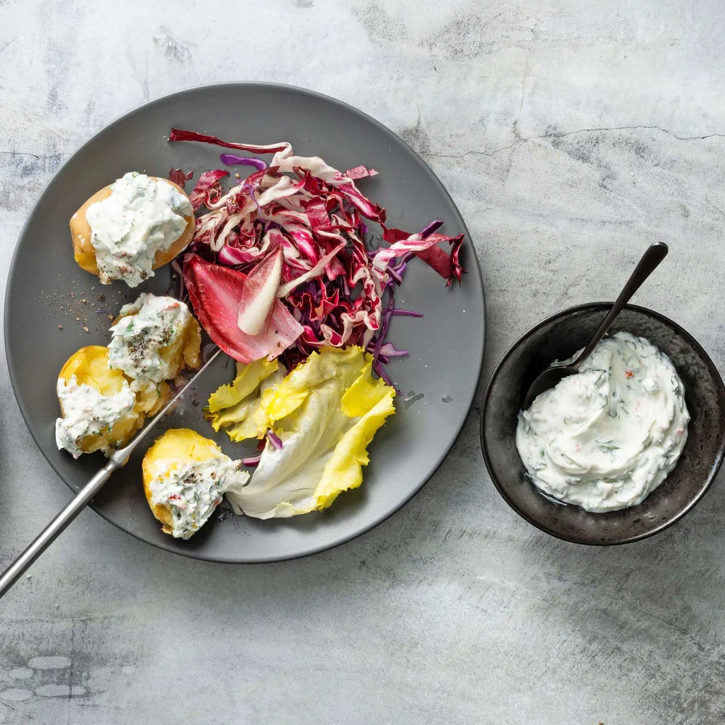 Patate lesse con quark alle erbe e insalata