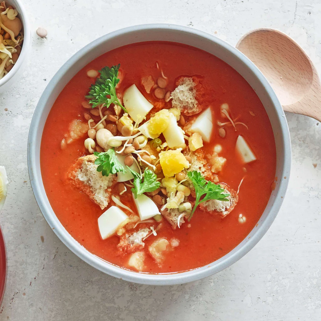 Gaspacho tout prêt avec œuf dur et pousses