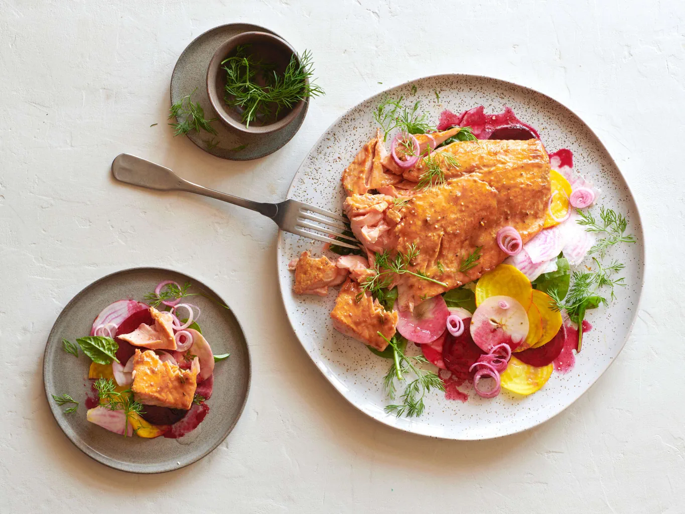 Saumon sur salade de betteraves crues aux pommes