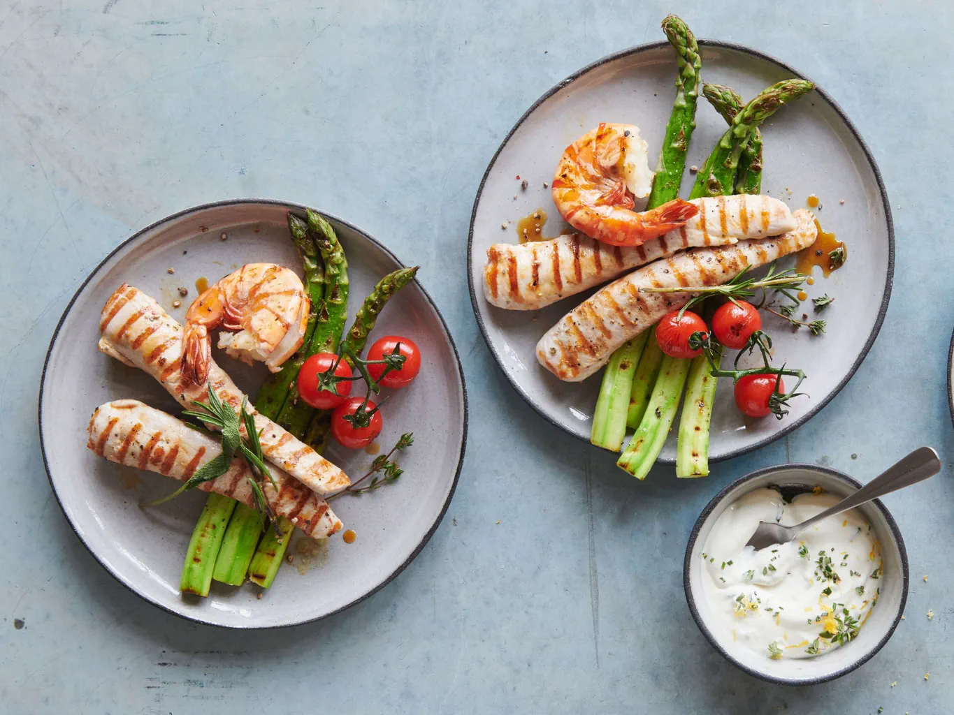 Mixed Grill mit Kaninchenfilets und Crevetten